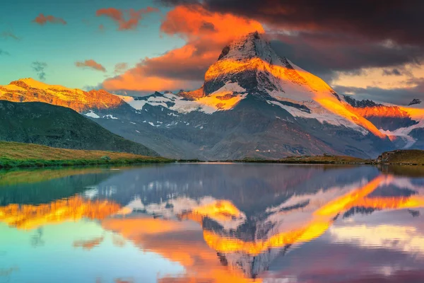 Espectacular pico Matterhorn brumoso y lago Stellisee al amanecer, Suiza —  Fotos de Stock