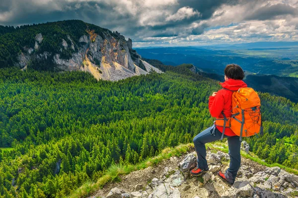 Mujer excursionista activa en la cima de la montaña, Transilvania, Rumania —  Fotos de Stock