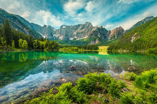 Alpint landskap med Lake Fusine och Mount Mangart, Italien — Stockfoto