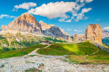 Dolomites, İtalya'da yürüyüş parkurları ile inanılmaz dağ manzarası