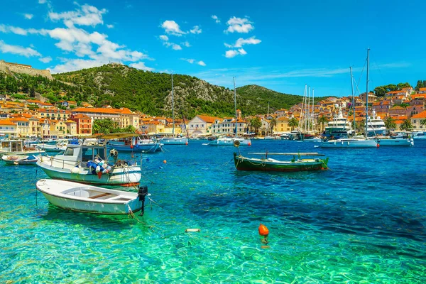 Balıkçı tekneleri ve tarihi binaları ile amazing rıhtım, Hvar, Hırvatistan — Stok fotoğraf