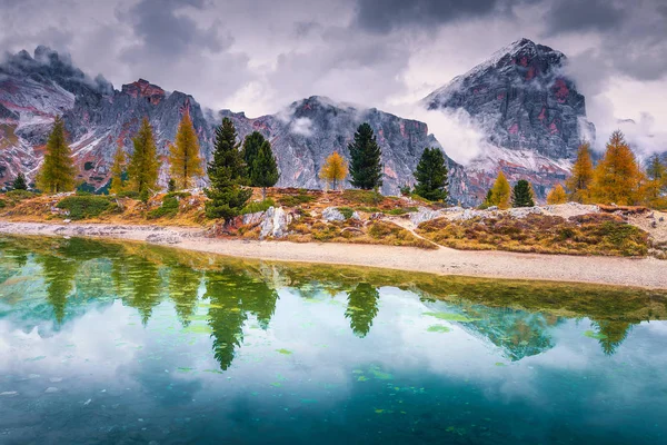 Schöner alpiner See mit schneebedeckten Gipfeln im Hintergrund, Dolomiten, Italien — Stockfoto