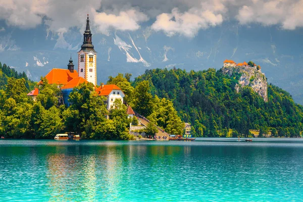 Spektakuläre Aussicht mit Wallfahrtskirche und See, Slowenien — Stockfoto