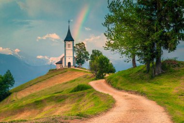 Jamnik, Slovenya yakınında, Saint Primoz Kilisesi ile pastoral gökkuşağı manzara
