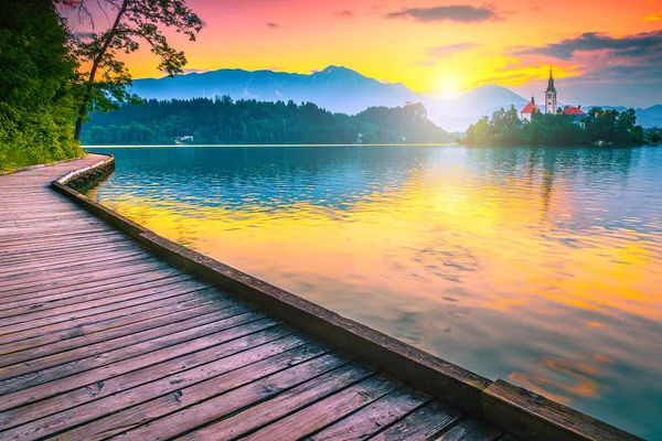 Hisnande Pilgrimskyrka och Bled-sjön i Sunrise, Slovenien, Europa — Stockfoto