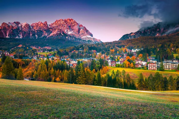 夕暮しの高い山々の壮大な高山の街並み、ドロミテ、イタリア — ストック写真