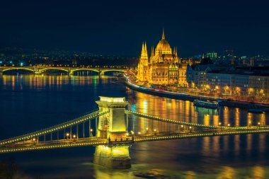 Gece Iluminated Zincir köprü ve Parlamento binası, Budapeşte, Macaristan 