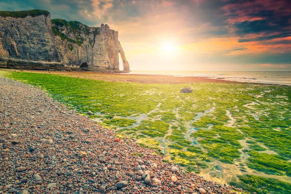 Maravilhosa praia de cascalho e pôr do sol colorido perto de Etretat, Normandia, França — Fotografia de Stock