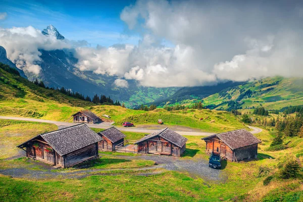 Alpine wooden farmhouses and mountain farmland, Grindelwald, Bernese Oberland, Suíça — Fotografia de Stock