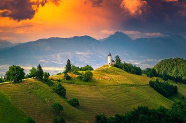 Saint Primoz kilisesi ile Alp günbatımı manzara, Jamnik yakın, Slovenya