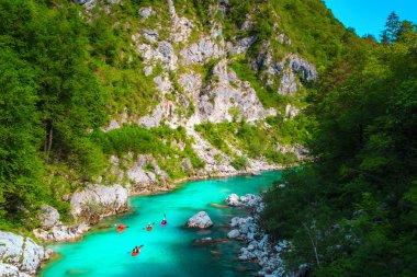Muhteşem turkuaz Soca nehri üzerinde Kayakers, Kobarid, Slovenya