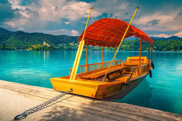 Wooden Pletna boat on the lake Bled with small island — Stock Photo, Image