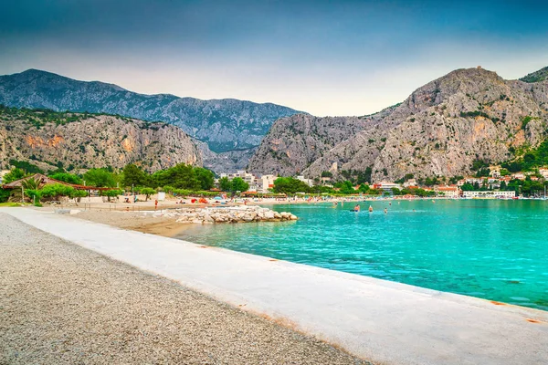 Maravilloso paisaje urbano de Omis con playa y altas montañas, Dalmacia, Croacia —  Fotos de Stock