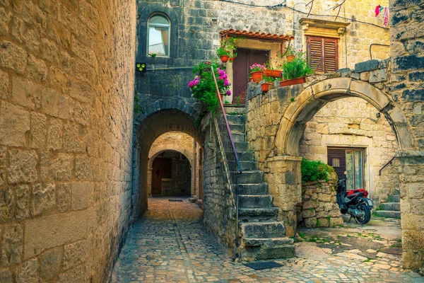 Hermosa vista de la calle con casas rústicas en Trogir, Dalmacia, Croacia —  Fotos de Stock