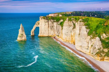 Yüksek kayalıklar ile takdire değer Atlantik okyanusu kıyı şeridi, Etretat, Normandiya, Fransa