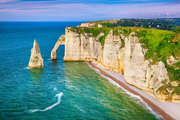 Litoral do oceano Atlântico admirável com falésias altas, Etretat, Normandia, França — Fotografia de Stock