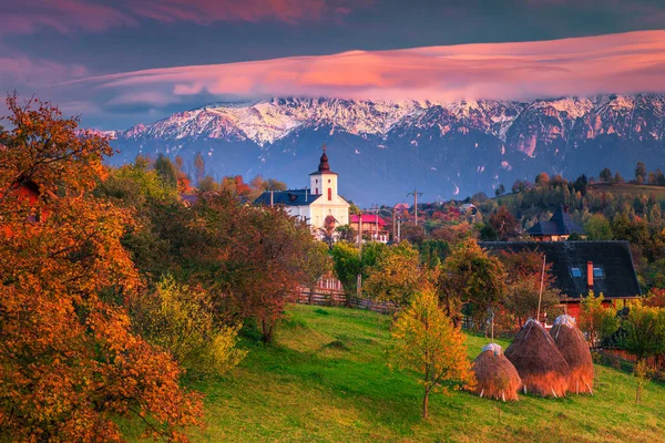 Bunte Herbst alpine ländliche Landschaft in der Nähe von Brasov, Magura, Transsilvanien, Rumänien — Stockfoto