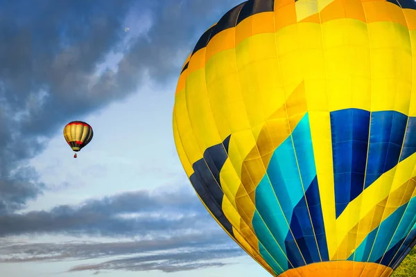 Gün doğumunda uçan renkli sıcak hava balonları — Stok fotoğraf