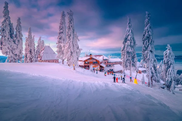 Знаменитий гірськолижний курорт з гірськолижники на заході сонця, Пояна-Брашов, Румунія — стокове фото