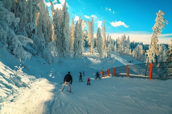 Esquiadores esqui downhill em Poiana Brasov estância de esqui, Roménia, Europa — Fotografia de Stock