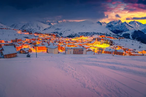 Majestátní západ slunce a lyžařské středisko ve francouzských Alpách, Evropa — Stock fotografie