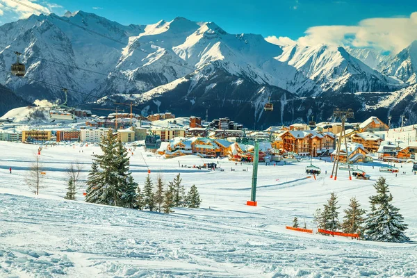 Estância de esqui de montanha com pistas de esqui fáceis, Alpe d Huez — Fotografia de Stock