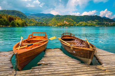 Geleneksel ahşap tekneler Bled gölü, Slovenya demirlemiş
