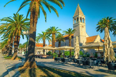 Trogir, Dalmaçya, Hırvatistan'da masa ve sandalyeleri olan sokak kafesi