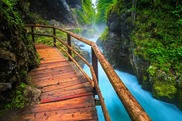 Θορυβώδης ποταμός Ραραντνά στο φαράγγι Βινκάρ με ξύλινη γέφυρα, Σλοβενία — Φωτογραφία Αρχείου