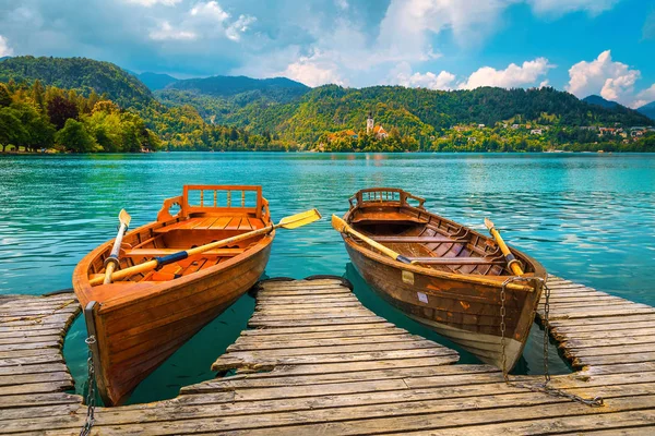 Traditionelle Holzboote am See festgemacht blutete, Slowenien — Stockfoto