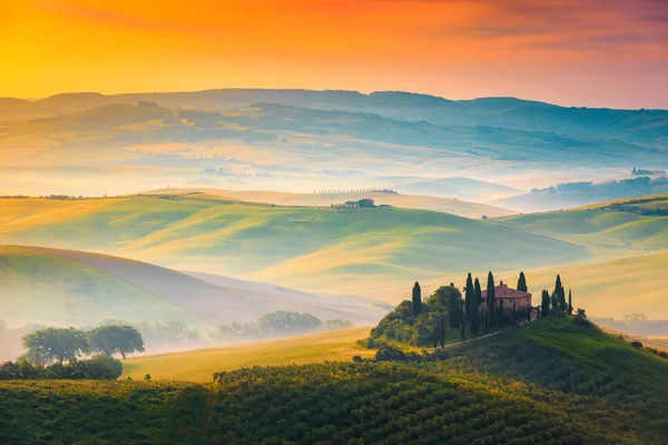 Krásná mlhavé ranní krajina za úsvitu, Toskánsko, Itálie — Stock fotografie