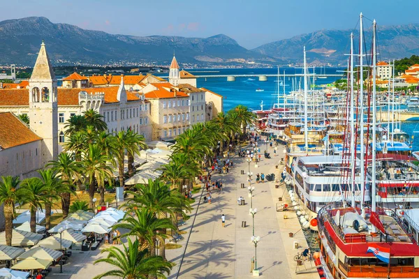 Trogir casco antiguo y puerto con barcos amarrados, Dalmacia, Croacia — Foto de Stock