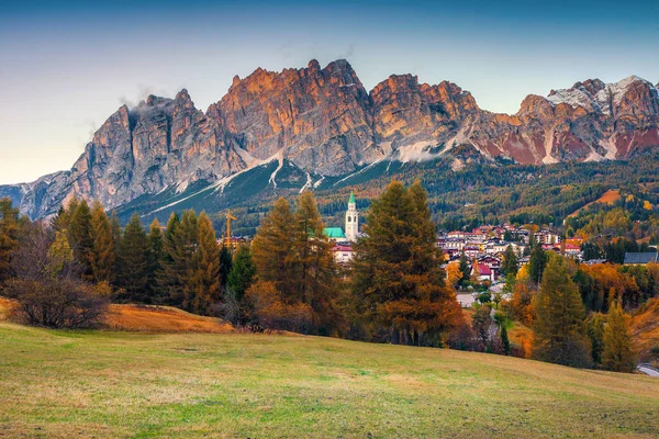 Admirable paysage alpin avec de hautes montagnes au coucher du soleil, Dolomites, Italie — Photo