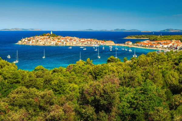 Hermosa ciudad medieval Primosten en la península, Dalmacia, Croacia — Foto de Stock