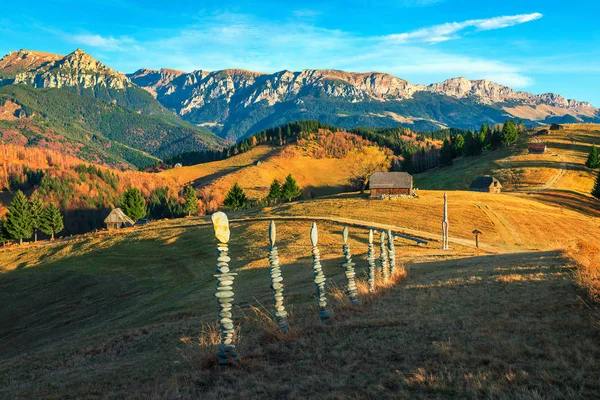 Paysage rural d'automne avec montagnes près de Brasov, Bran, Transylvanie, Roumanie — Photo