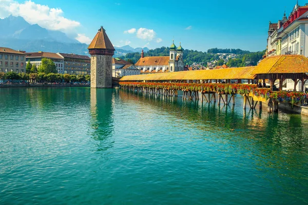 Fantastisk stadsbilden med Reuss River och Chapel Bridge, Luzern, Schweiz — Stockfoto