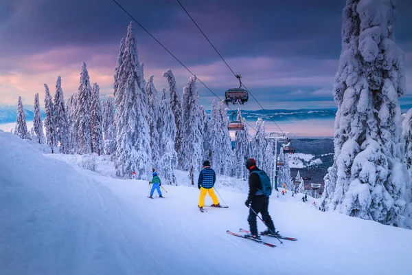 Skidorten Winter med skidliften, Transsylvanien, Rumänien — Stockfoto