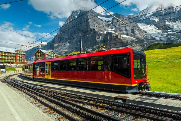 Dworzec kolejowy z górami i nowoczesnym pociągiem turystycznym, Grindelwald, Szwajcaria — Zdjęcie stockowe