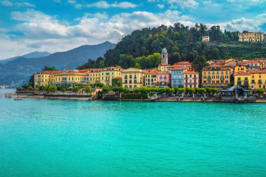 Görkemli göl kasabası Como renkli binalarla, Bellagio, İtalya