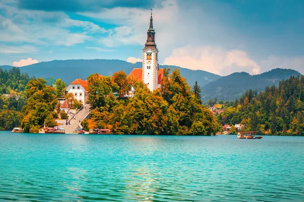 Fantástico local de viagem com Pilgrimage igreja e lago Bled, Eslovênia — Fotografia de Stock