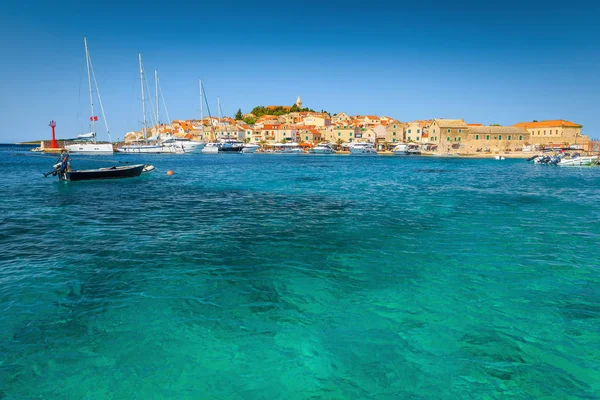 Panorama de Primosten pueblo turístico con impresionante puerto, Dalmacia, Croacia — Foto de Stock