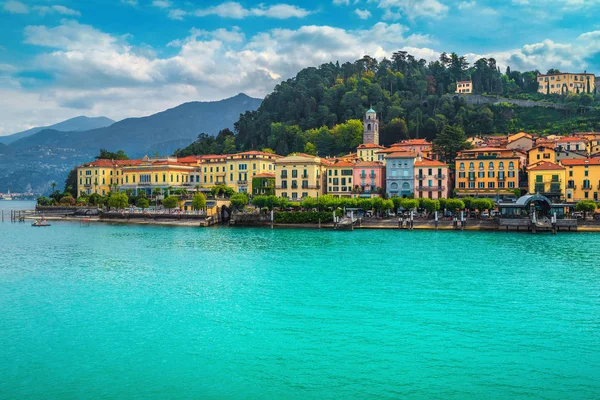 カラフルな建物とコモ湖の雄大な町,ベッラージョ,イタリア — ストック写真