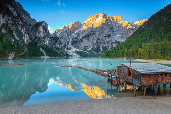 Malowniczy alpejski krajobraz z turkusowym jeziorem, Dolomity, Włochy, Europa — Zdjęcie stockowe