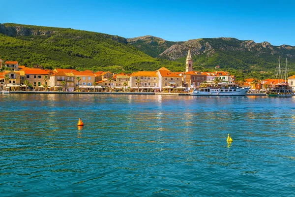 Jelsa casco antiguo con puerto y barcos turísticos, Dalmacia, Croacia — Foto de Stock