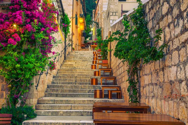 Узкая улица и уличное кафе, украшенные цветами, Хвар, Хорватия — стоковое фото