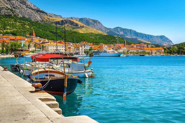 Гавань и пришвартованные туристические лодки в курорте Макарска, Далмация, Хорватия
