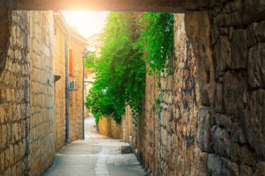 Hvar kasabası ve dar geçitli taştan evler