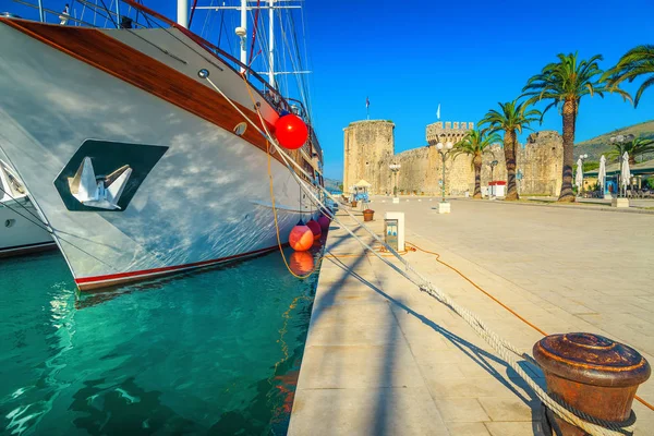 Trogir cidade velha e porto com barcos de manhã, Croácia — Fotografia de Stock