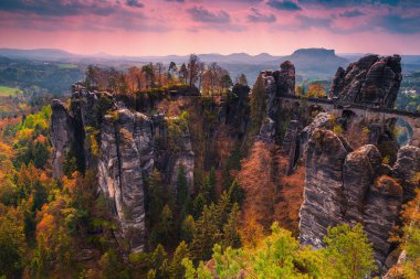 Günbatımında Bastei taş köprüsü, Almanya, Sakson İsviçre 
