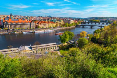 Köprüleri ve nehri olan muhteşem şehir manzarası, Prag, Çek Cumhuriyeti